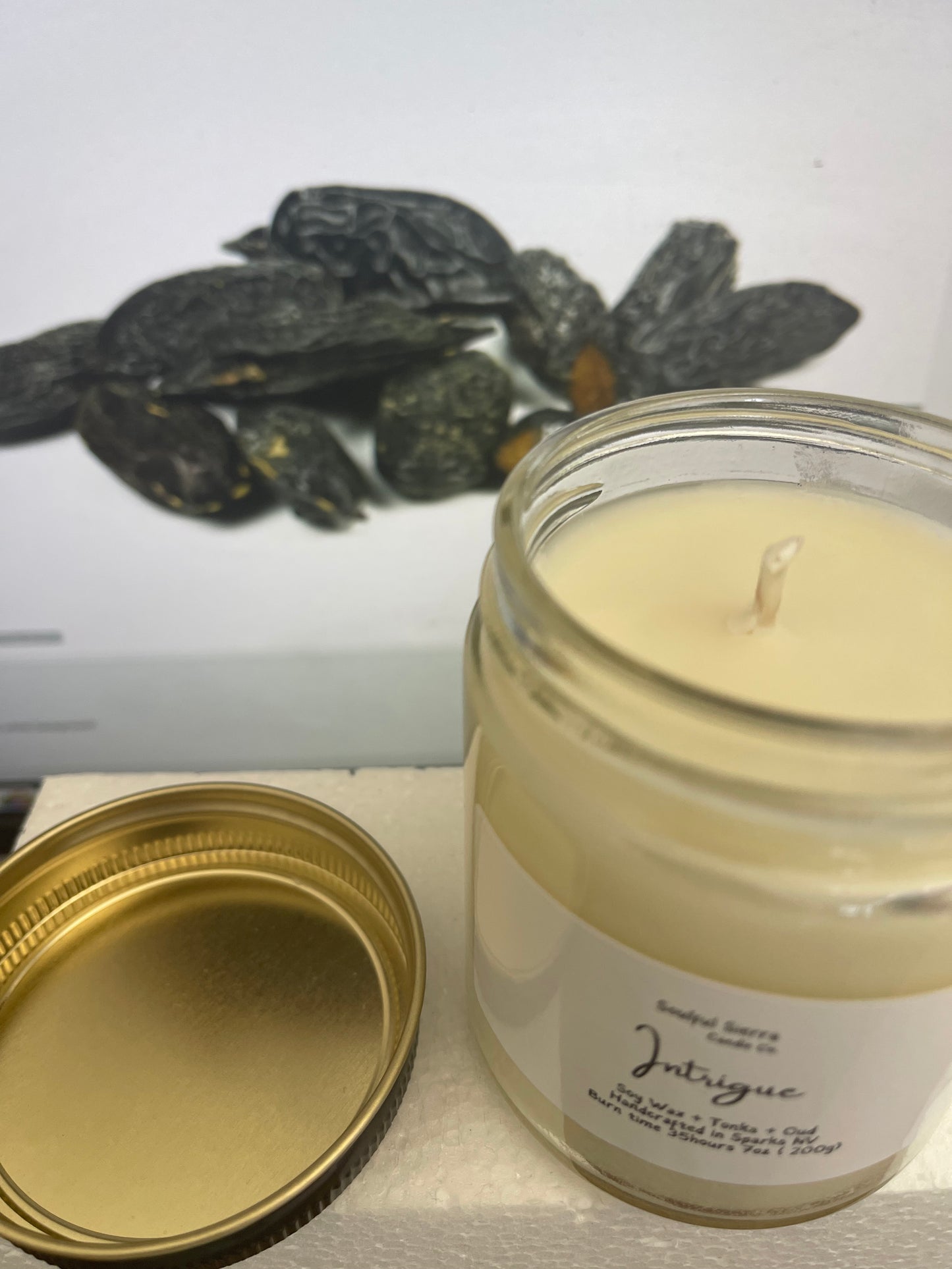 Intrigue - Tonka & Oud fragrant candle